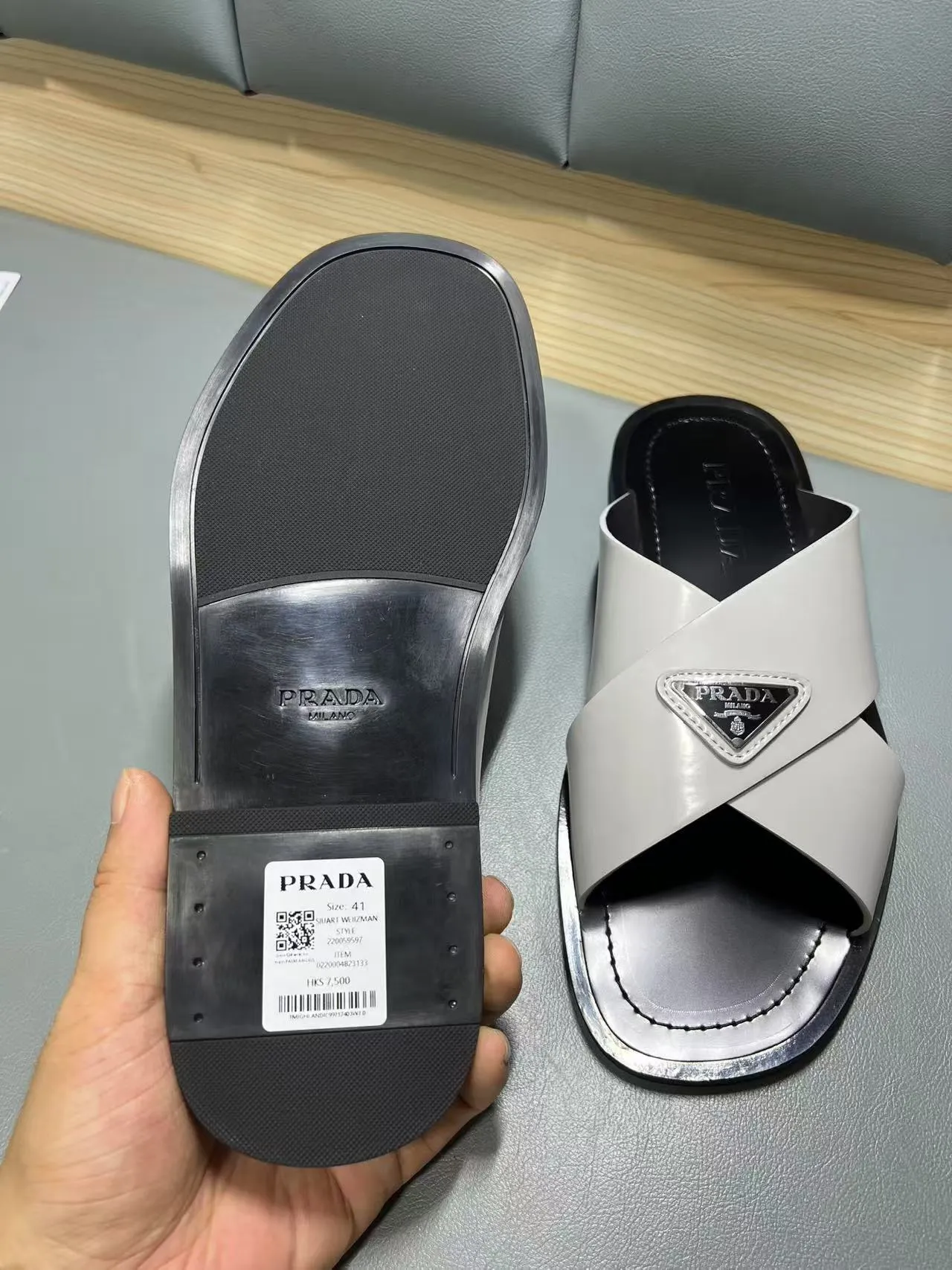 340💰PRADA Prada’s latest slippers are synchronized with the official website. This slipper is made of the brand’s unique and iconic Saffiano leather. The brand logo jumps out from the double straps, and the brand style is clearly visible. Cowhide gives men elegant charm and functional design, making it an ideal choice for vacation and leisure. Size:38-45